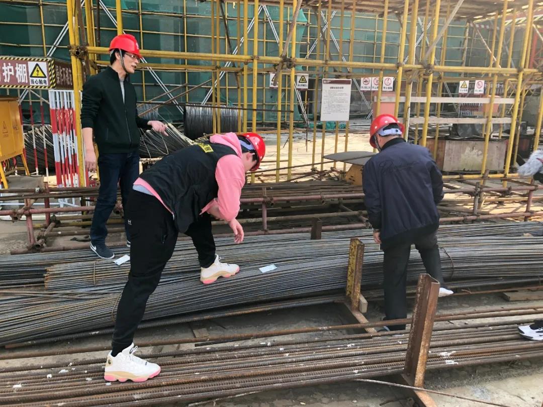 E滁州验房袁老师和施工团队探讨建筑用料.jpg 图片